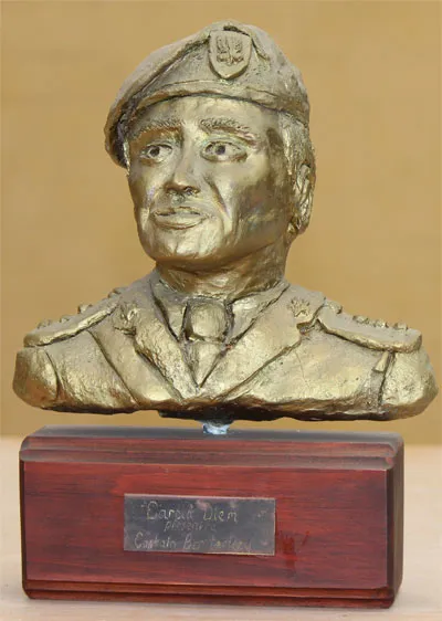 “Carpia Diem” Bust of SAS Captain. Presented by Captain Ben Larkey.